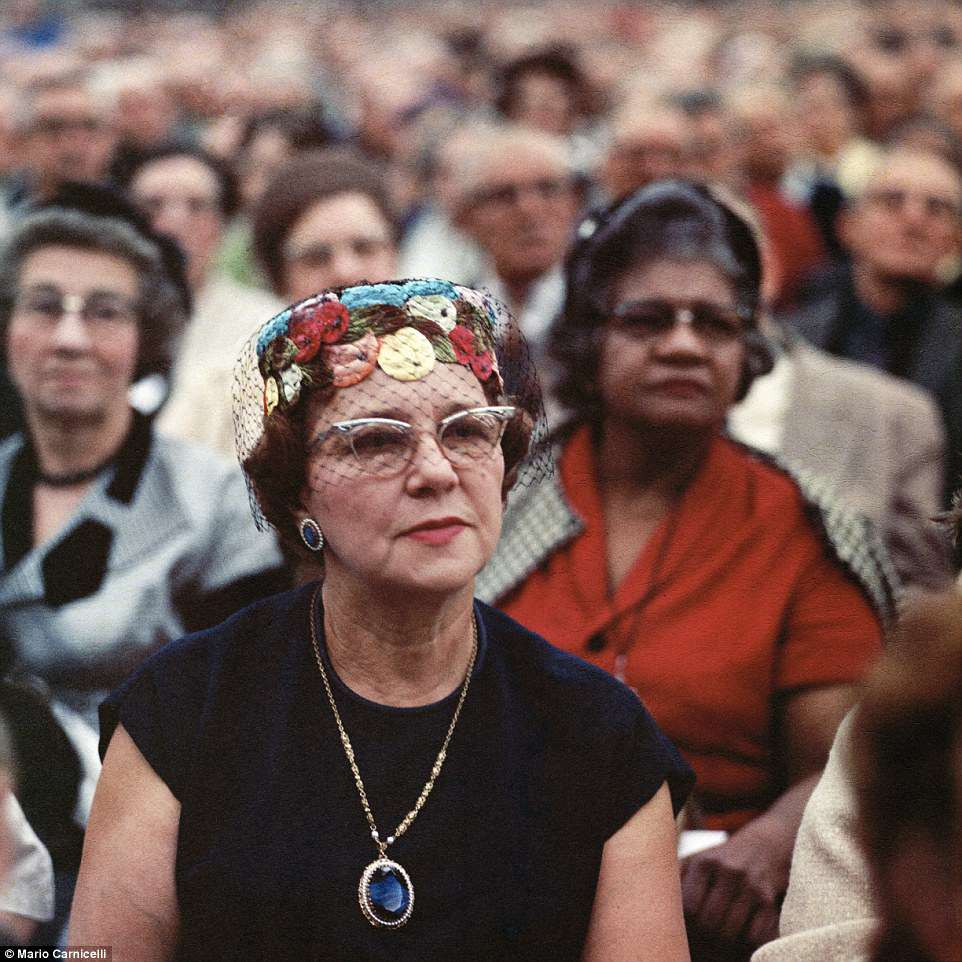 Sau khi trở về nước, nhiếp ảnh gia Carnicelli đã trưng bày những tác phẩm đã chụp ở Mỹ trong một buổi triển lãm ở Milan.