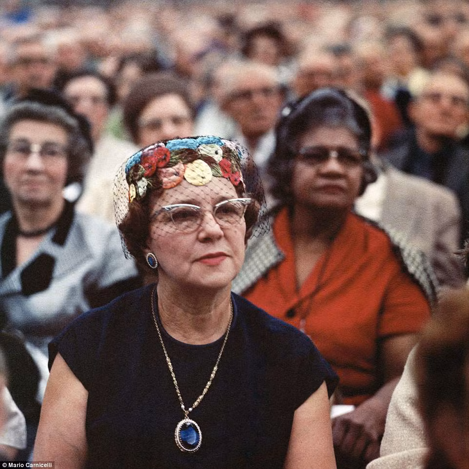 Sau khi trở về nước, nhiếp ảnh gia Carnicelli đã trưng bày những tác phẩm đã chụp ở Mỹ trong một buổi triển lãm ở Milan.