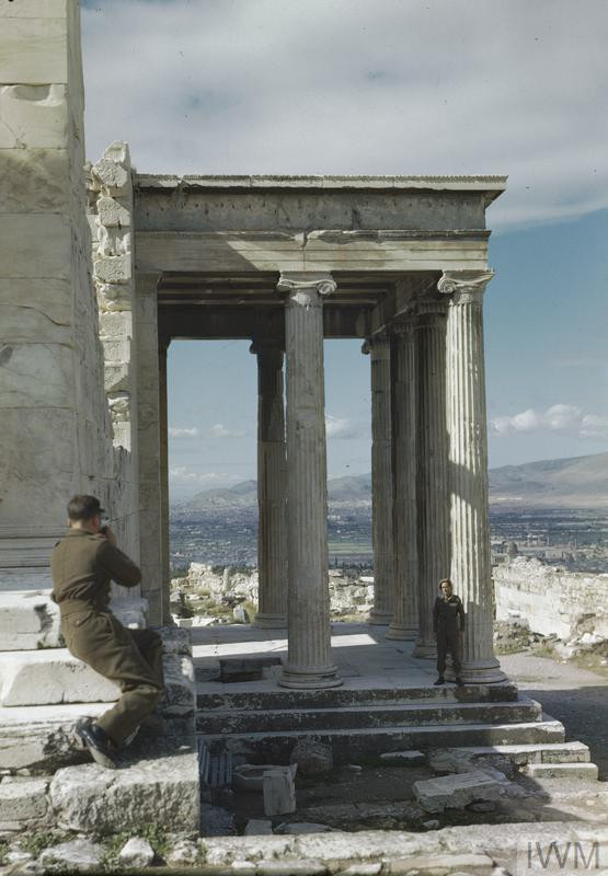 Trung sĩ R Gregory chụp ảnh thành cổ Acropolis nổi tiếng ở Athens, Hy Lạp tháng 10/1944.