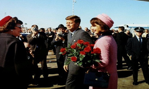 Tổng thống Kennedy bị Lee Harvey Oswald ám sát khi đi qua đám đông ở Dallas trên chiếc limousine mui trần. Đệ nhất phu nhân Jacqueline ở bên cạnh khi chồng gặp nạn.