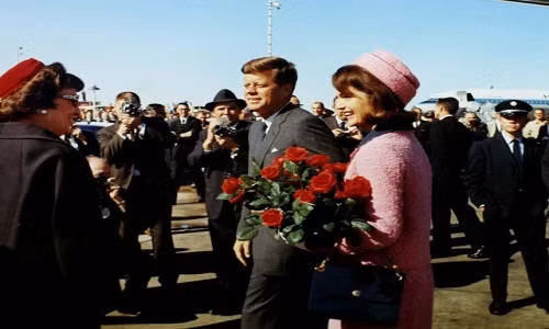 Tổng thống Kennedy bị Lee Harvey Oswald ám sát khi đi qua đám đông ở Dallas trên chiếc limousine mui trần. Đệ nhất phu nhân Jacqueline ở bên cạnh khi chồng gặp nạn.