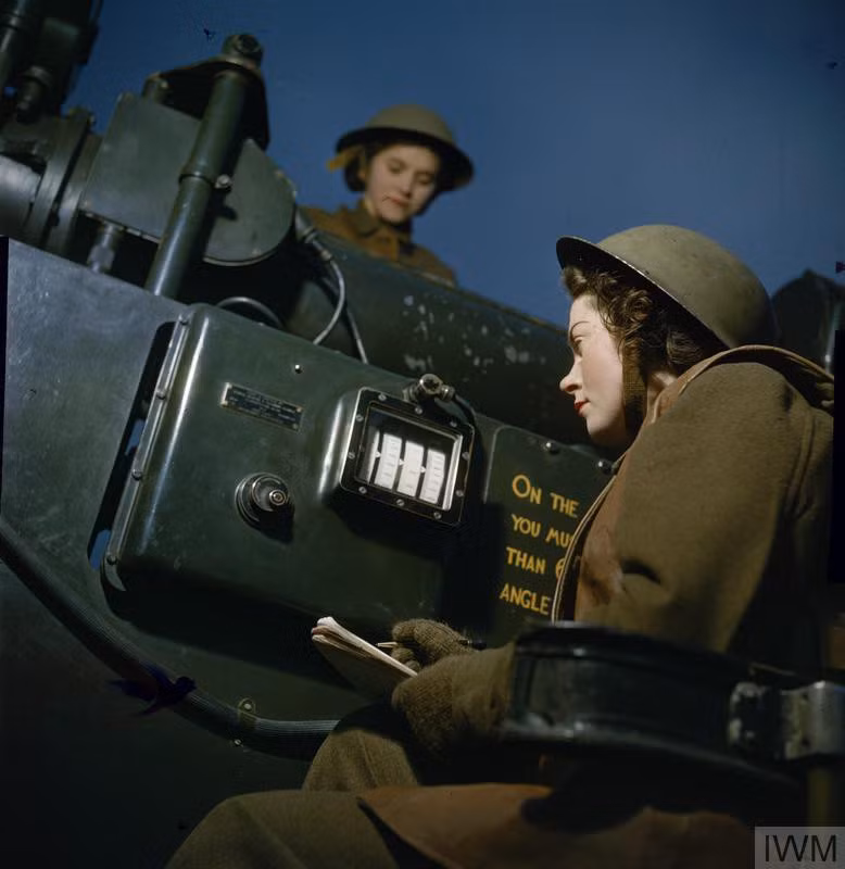 Những bóng hồng thuộc Lực lượng Hỗ trợ Mặt đất (ATS) làm nhiệm vụ tại vị trí đặt súng phòng không tháng 12/1942.