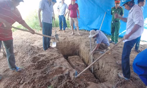 Hiện trường vụ khai quật mộ bà Hoa. Ảnh: P.H.