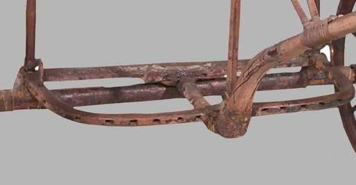 Cỗ xe của pharaoh Tutankhamun được thiết kế gồm 2 bánh xe. Mỗi bánh xe có 4 - 6 nan hoa.