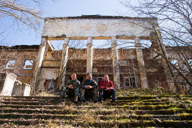 Họ chụp ảnh bên những công trình tráng lệ một thời ở Verhnaia Gubakha.