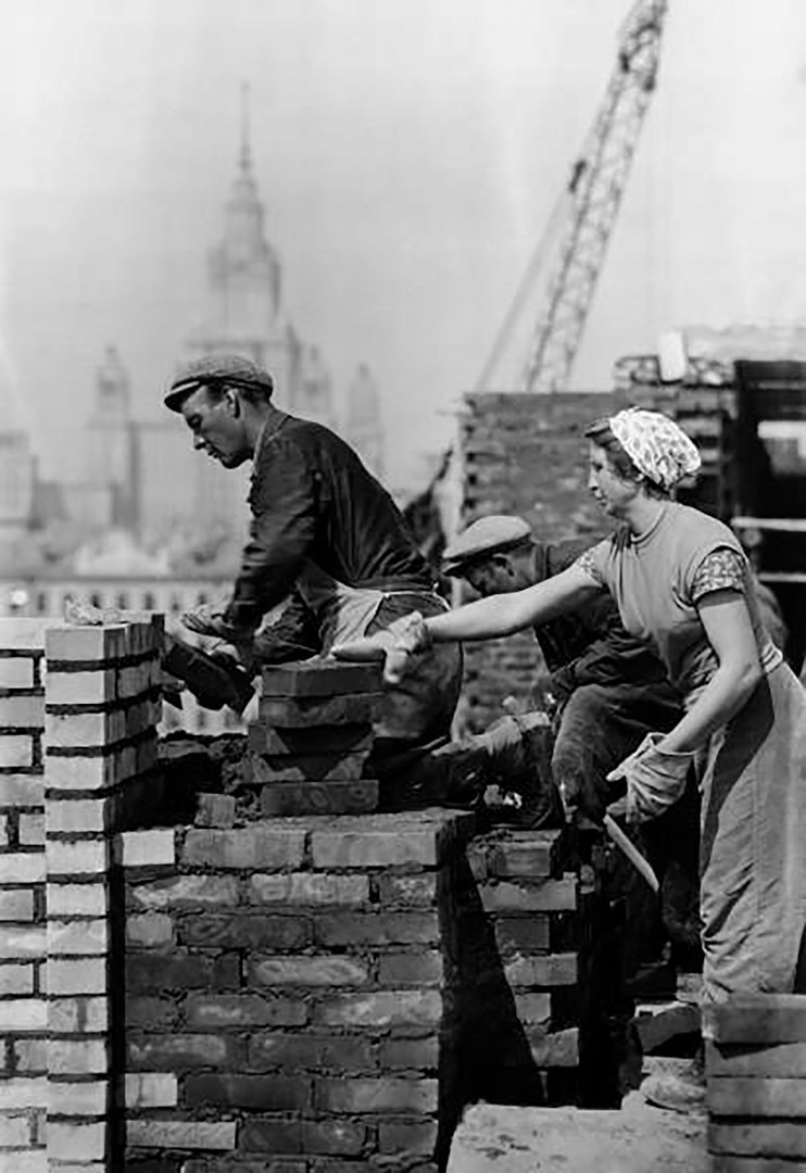 Điều thú vị là kể cả sau khi 7 tòa nhà chọc trời với biệt danh “7 chị em Matxcơva” được xây dựng xong, tại nhiều khu vực xung quanh Matxcơva không khó để bắt gặp những tòa nhà chung cư cao tầng, ví dụ như tấm ảnh chụp tòa nhà chung cư đang được xây dựng với phía sau là tòa nhà Đại học Matxcơva này. (Ảnh: Russian Photo)