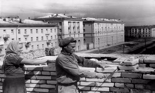 Dưới thời kỳ lãnh đạo của Stalin từ năm 1932 đến năm 1953, Liên Xô phát triển thần tốc: Những dự án quy mô lớn như những nhà máy thủy điện, kênh đào và đường sắt được xây dựng trong thời gian kỷ lục. Ảnh: Những người thợ xây tại công trường ở thành phố Cherepovets, nằm cách Matxcơva 480 km về phía bắc, nhiều người đạt kết quả tốt được Đảng Cộng sản Liên Xô khen thưởng, ngoài ra họ còn có ngày nghỉ phép. (Ảnh: Russian Photo)