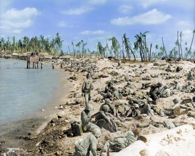 Lính Mỹ nằm nghỉ ngơi ngay trên bãi biển trong thời gian diễn ra trận Tarawa năm 1943. Theo ước tính, khoảng 4.600 người thiệt mạng trong trận chiến đẫm máu này.
