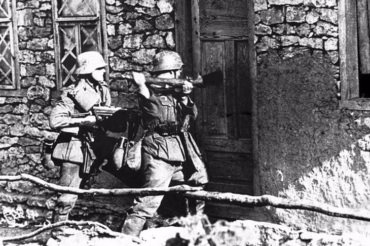 Bộ binh Đức truy tìm các chiến sĩ bắn tỉa người Nga. Ảnh: AP.