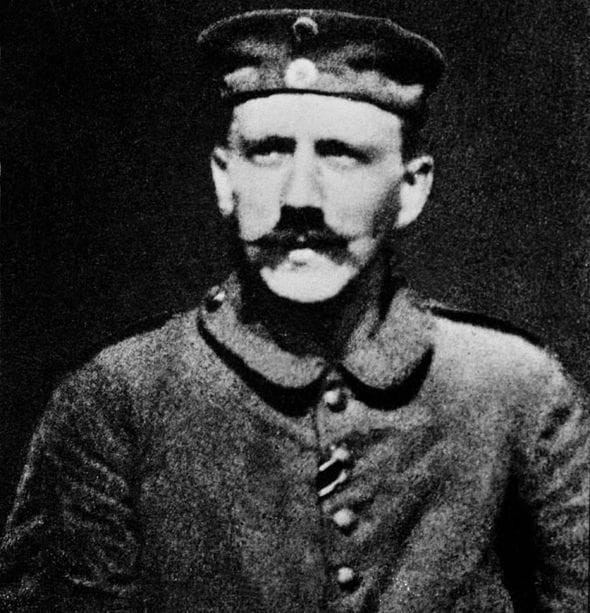 Trùm phát xít Adolf Hitler chụp bức ảnh này trong thời gian phục vụ hồi Chiến tranh thế giới 1.