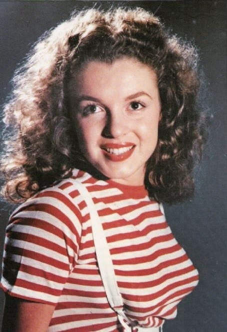 Nữ minh tinh Hollywood Marilyn Monroe khi là một thiếu nữ xinh đẹp.