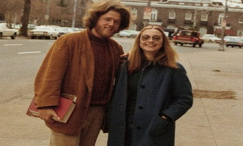 Hình ảnh thời trẻ vợ chồng cựu Tổng thống Mỹ Bill Clinton và Hillary Clinton.
