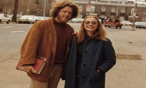 Hình ảnh thời trẻ vợ chồng cựu Tổng thống Mỹ Bill Clinton và Hillary Clinton.
