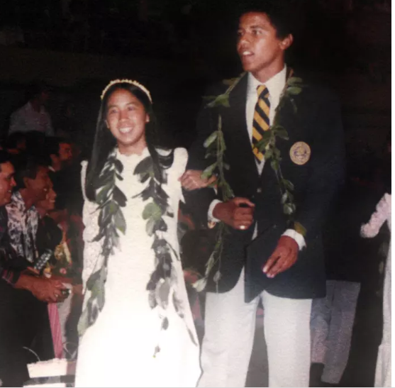 Diện mạo thời trẻ của các nhân vật nổi tiếng lịch sử luôn thu hút sự quan tâm của công chúng. Trong ảnh là cựu Tổng thống Mỹ Barack Obama trong lễ tốt nghiệp trung học năm 1979.