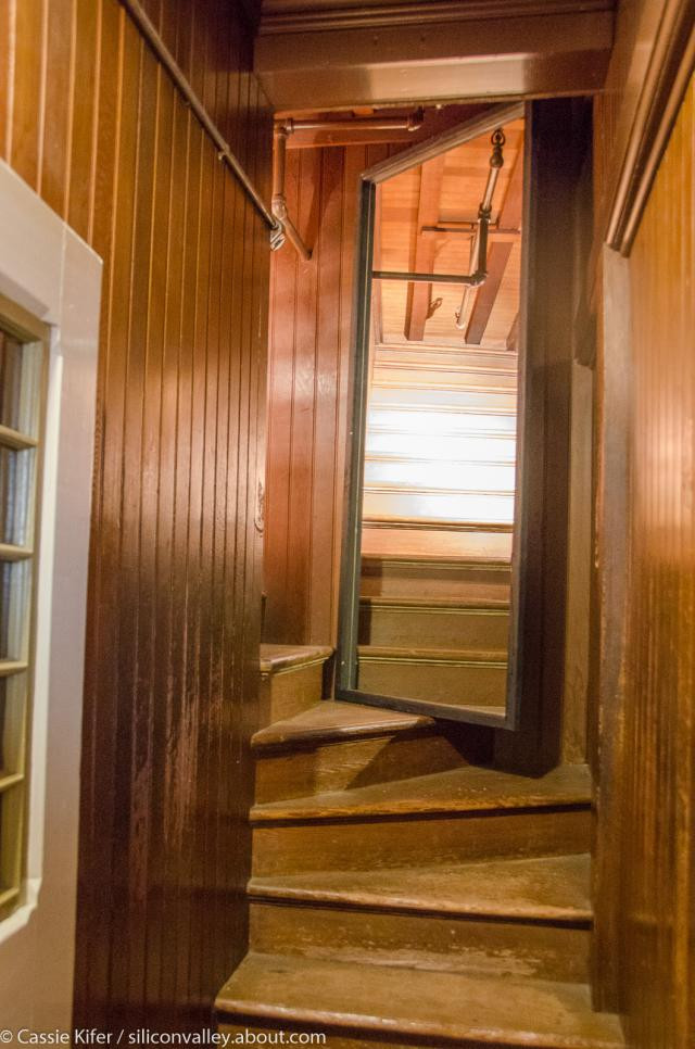 Bà Sarah làm như vậy vì tin rằng kiến trúc kỳ lạ, dị thường của căn biệt thự sẽ đánh lạc hướng những linh hồn cũng như giúp bà an toàn, không bị họ quấy nhiễu.