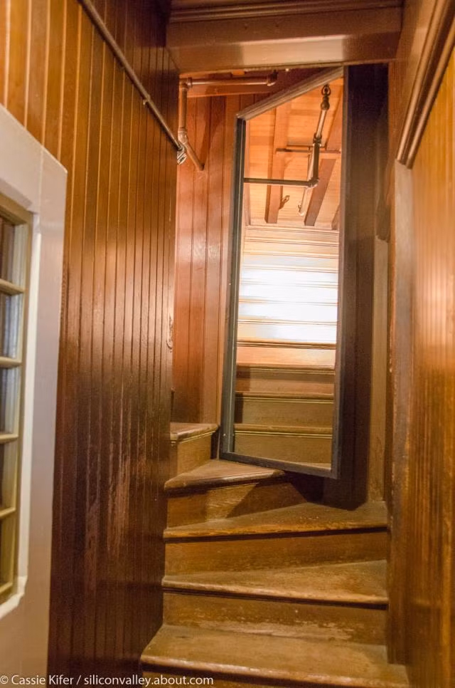 Bà Sarah làm như vậy vì tin rằng kiến trúc kỳ lạ, dị thường của căn biệt thự sẽ đánh lạc hướng những linh hồn cũng như giúp bà an toàn, không bị họ quấy nhiễu.