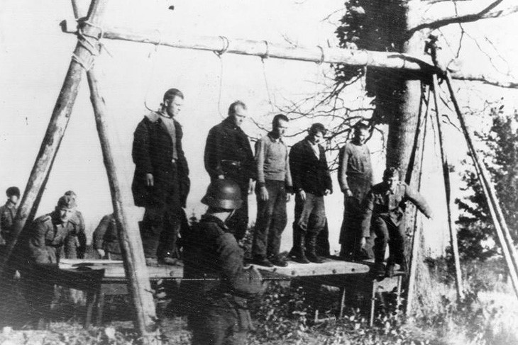 Lính Đức sắp treo cổ 5 thường dân Liên Xô gần thị trấn Velizh ở vùng Smolensk, vào tháng 9/1941. Ảnh: LOC.