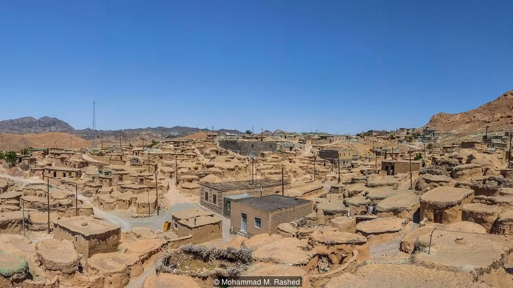 Do có vóc dáng cơ thể như vậy, người dân ở ngôi làng cổ kính Makhunik sống trong những ngôi nhà chỉ cao khoảng 1,5 - 2m.