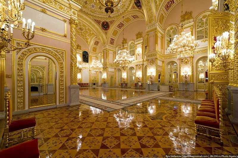 Từ khi giành được cách mạng, Điện Kremlin vừa là nơi làm việc của các lãnh đạo cấp cao, vừa là nơi đón tiếp, gặp gỡ đối ngoại. Cho đến nay, Kremlin vẫn còn nguyên vẹn từ những nghi thức cũ cho tới cách thức trang trí trong Cung điện. 