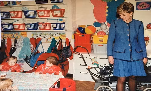 Jill Jame chụp được bức ảnh ghi lại khoảnh khắc Công nương Diana đến thăm một nhà trẻ ở London năm 1992.