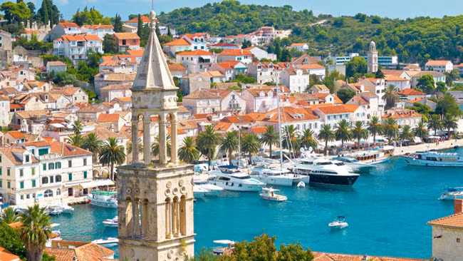 Hvar: Thị trấn đảo Hvar thu hút nhiều du khách nhờ đường phố không xe hơi, kiến trúc Gô-tích và bãi biển đẹp.