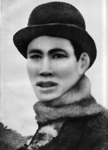 Thuở nhỏ, Chủ tịch Hồ Chí Minh tên là Nguyễn Sinh Cung. Khi đi học, tên của Người là Nguyễn Tất Thành. Trong nhiều năm hoạt động cách mạng, Người lấy tên là Nguyễn Ái Quốc và nhiều bí danh, bút danh khác. Trong ảnh là nhà cách mạng Nguyễn Ái Quốc năm 30 tuổi khi ở Pháp tìm đường cứu nước.