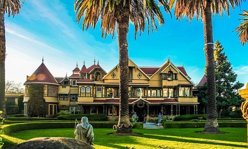Được xây dựng ở San Jose, California, Mỹ năm 1884, biệt thự nổi tiếng Winchester thuộc sở hữu của góa phụ Sarah Winchester.