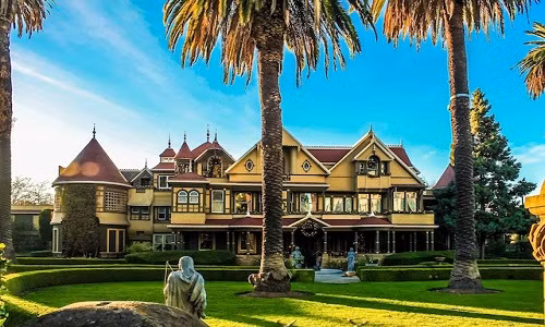 Được xây dựng ở San Jose, California, Mỹ năm 1884, biệt thự nổi tiếng Winchester thuộc sở hữu của góa phụ Sarah Winchester.