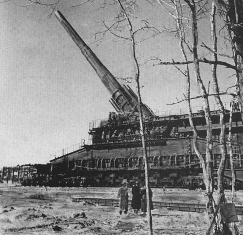 Đặc biệt, đại pháo Schwerer Gustav sử dụng 2 loại đạn là: đạn nổ phân mảnh có trọng lượng 4,8 tấn với tầm bắn tối đa 48 km và đạn xuyên giáp có trọng lượng 7,1 tấn với tầm bắn tối đa 38 km.