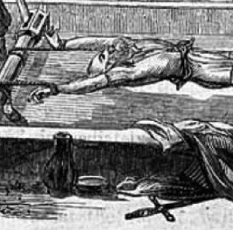 Người dùng hình sẽ lần lượt trói tay và chân của phạm nhân vào hai con lăn.