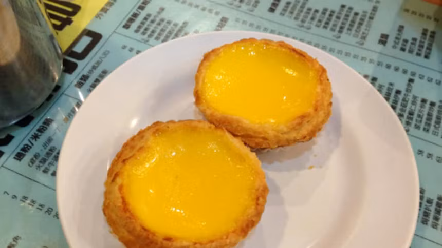 Năm 1841, người Anh cắm cờ lên mảnh đất này và bắt đầu có những du nhập về văn hóa. Sau Chiến tranh Thế giới II, những người nhập cư Trung Quốc đổ đến Hong Kong. Thành phố này nhanh chóng hồi phục từ chiến tranh và bắt đầu thời kỳ phát triển của các nhà máy. Nhịp điệu của nhà máy ảnh hưởng đến văn hóa ăn uống khiến người Hong Kong buộc phải thưởng thức đồ ăn nhanh trong giờ nghỉ trưa và cha chaan teng có thể đáp ứng những loại đồ ăn nhẹ như vậy. Ngày nay, ngồi trong một cha chaan teng và thưởng thức các món ăn là bạn đã có thể trải qua hơn 70 năm lịch sử Hong Kong.