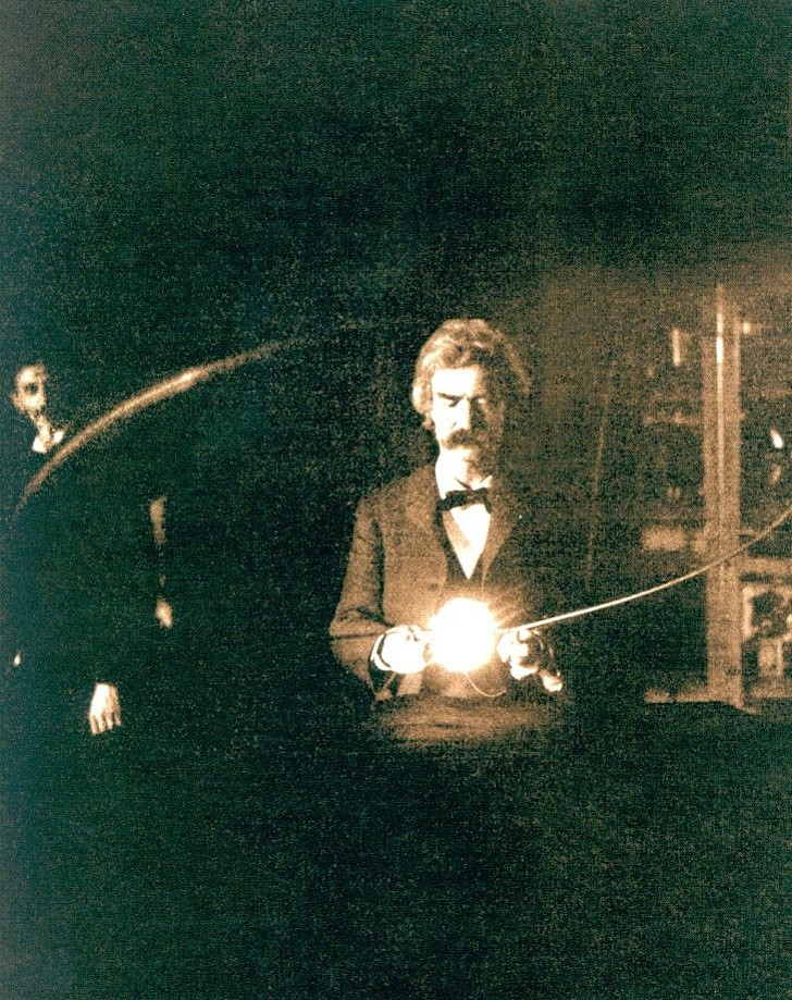 Nhà văn Mark Twain ngồi trong phòng thí nghiệm của nhà khoa học Nikola Tesla năm 1894.