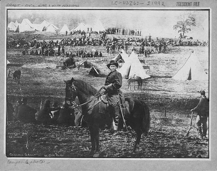 Bức ảnh chụp Tướng Ulysses S. Grant ở City Point năm 1902 là một bức ảnh nổi tiếng lịch sử. Tác phẩm này cho thấy phong thái dũng mãnh của Tướng Grant khi đang cưỡi ngựa và một trại lính ở phía sau.