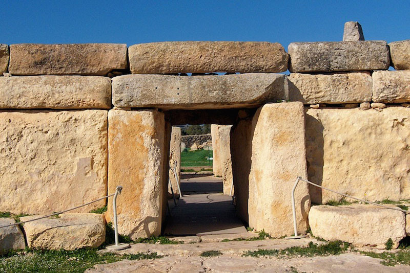 6. Hagar Qim và Mnajdra. Khu phức hợp đền Megalithic được tìm thấy trên đảo Malta thuộc Địa Trung Hải. Nó có niên đại từ giai đoạn Ggantija (3600-3200 TCN). Các đền thờ Megalithic của Malta nằm trong số những địa điểm tôn giáo cổ nhất trên trái đất, được Ủy ban Di sản Thế giới mô tả là “kiệt tác kiến trúc độc đáo”.