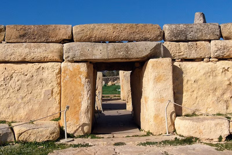 6. Hagar Qim và Mnajdra. Khu phức hợp đền Megalithic được tìm thấy trên đảo Malta thuộc Địa Trung Hải. Nó có niên đại từ giai đoạn Ggantija (3600-3200 TCN). Các đền thờ Megalithic của Malta nằm trong số những địa điểm tôn giáo cổ nhất trên trái đất, được Ủy ban Di sản Thế giới mô tả là “kiệt tác kiến trúc độc đáo”.