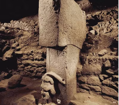 Göbekli Tepe bao gồm những cột đá vôi khắc phù điêu động vật như linh dương, rắn, cáo, bò cạp, lợn rừng cũng như những biểu tượng trừu tượng.