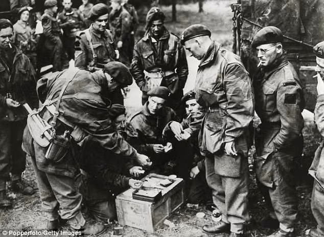 Khi không đánh trận, binh sĩ Anh tranh thủ nghỉ ngơi, ăn uống, hút thuốc và trò chuyện.