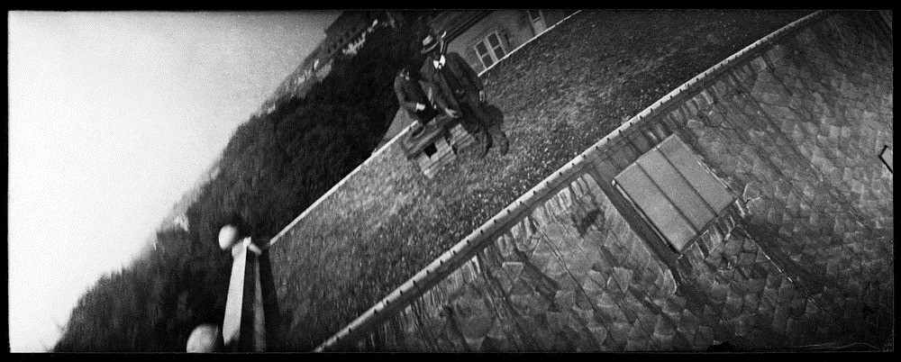 Một hệ thống khí nén trong máy ảnh sẽ kiểm soát thời gian giữa mỗi lần chụp ảnh. Nhờ vậy, một số bức ảnh chụp từ trên cao do "nhiếp ảnh gia" bồ câu thực hiện nhận được chất lượng khá tốt.