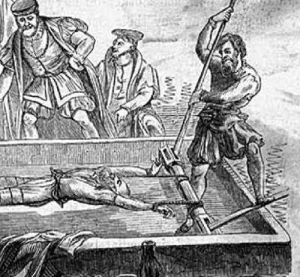 Khi con lăn chạy, chúng sẽ kéo giãn cơ thể phạm nhân khiến họ chịu nỗi đau đớn tận xương tủy.