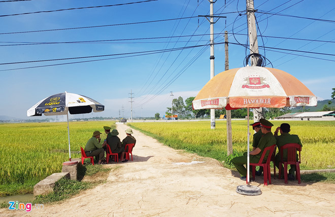 Lối vào khu vực khai quật tử thi, lực lượng chức năng được huy động vào làm nhiệm vụ. Ảnh: P.H.