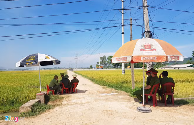 Lối vào khu vực khai quật tử thi, lực lượng chức năng được huy động vào làm nhiệm vụ. Ảnh: P.H.