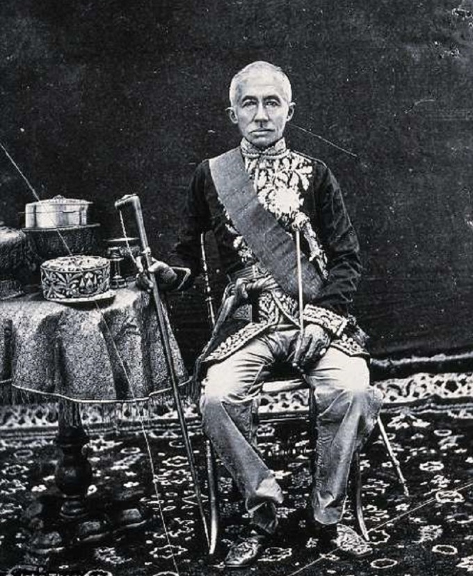 Vua Mongkut, vị vua thứ tư của Xiêm La. Những bức ảnh được xem là nền móng đầu tiên cho thể loại ảnh báo chí. Thomson ghi lại chân dung, cảnh quan và hiện vật của văn hóa phương Đông trong một thập kỷ bắt đầu vào tháng 4 năm 1862.