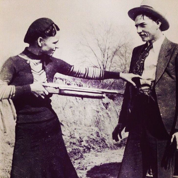 Cặp đôi tội phạm khét tiếng nước Mỹ trong thời Đại khủng hoảng Bonnie Parker và Clyde Barrow.