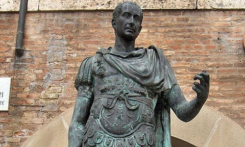 Theo các tài liệu lịch sử, vào năm 75 trước Công nguyên, danh tướng La Mã cổ đại Julius Caesar, 25 tuổi, đi qua biển Aegea, vùng vịnh thuộc Địa Trung Hải. Trong chuyến hành trình ấy, ông bị một nhóm hải tặc vùng Cilicia bắt.