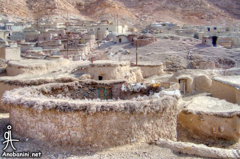 Lợi thế của những ngôi nhà nhỏ là dễ dàng giữ ấm vào mùa Đông và mát mẻ hơn vào mùa Hè so với các ngôi nhà lớn. Thêm nữa, nhà của "người lùn'' ở Makhunik dễ hòa lẫn hơn vào môi trường xung quanh khiến cho kẻ xâm lược (nếu có) khó phát hiện hơn.