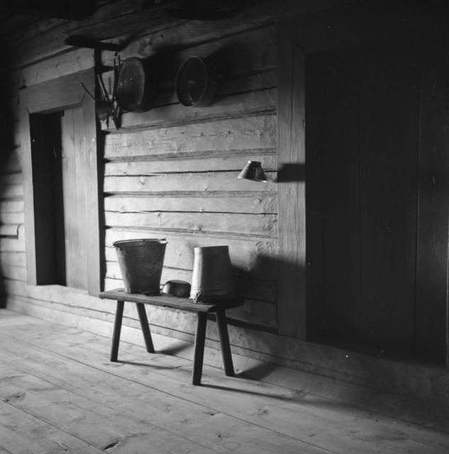 Có khá ít đồ nội thất, gia dụng bên trong ngôi nhà của một người dân Liên Xô ở Karelia.