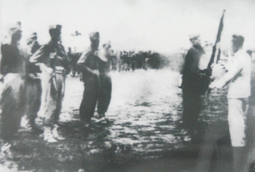 Bác Hồ đến thăm và trao tặng Trường đại học Trần Quốc Tuấn lá cờ thêu sáu chữ vàng “Trung với nước, hiếu với dân” tại lễ khai giảng khóa 8 (tức khóa 1 Võ bị Trần Quốc Tuấn) ngày 26/5/1946.