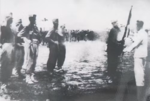 Bác Hồ đến thăm và trao tặng Trường đại học Trần Quốc Tuấn lá cờ thêu sáu chữ vàng “Trung với nước, hiếu với dân” tại lễ khai giảng khóa 8 (tức khóa 1 Võ bị Trần Quốc Tuấn) ngày 26/5/1946.