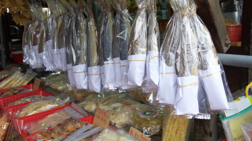 Cá khô ở Hong Kong và khu vực xung quanh từng rất có giá trị. Thời kỳ trước khi có tủ lạnh, haam yu được coi như một nguồn lương thực cung cấp thức ăn cho thủy thủ trên hành trình dài. Ngày đó, không có những thực phẩm khô này, con người sẽ không thể sống sót trong những chuyến đi dài. Ngày nay, thực phẩm khô vẫn có mặt khắp nơi, đặc biệt là tại Sai Ying Pun, nơi du khách có thể ghé thăm để tìm lại một làn gió trong quá khứ.