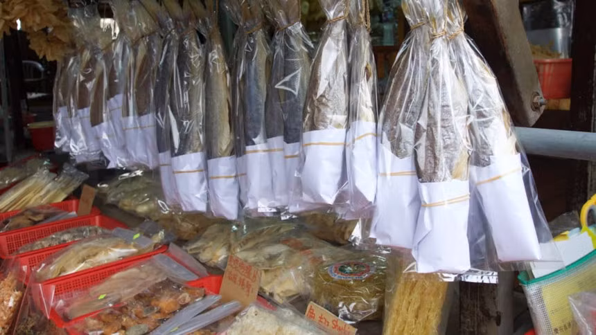 Cá khô ở Hong Kong và khu vực xung quanh từng rất có giá trị. Thời kỳ trước khi có tủ lạnh, haam yu được coi như một nguồn lương thực cung cấp thức ăn cho thủy thủ trên hành trình dài. Ngày đó, không có những thực phẩm khô này, con người sẽ không thể sống sót trong những chuyến đi dài. Ngày nay, thực phẩm khô vẫn có mặt khắp nơi, đặc biệt là tại Sai Ying Pun, nơi du khách có thể ghé thăm để tìm lại một làn gió trong quá khứ.